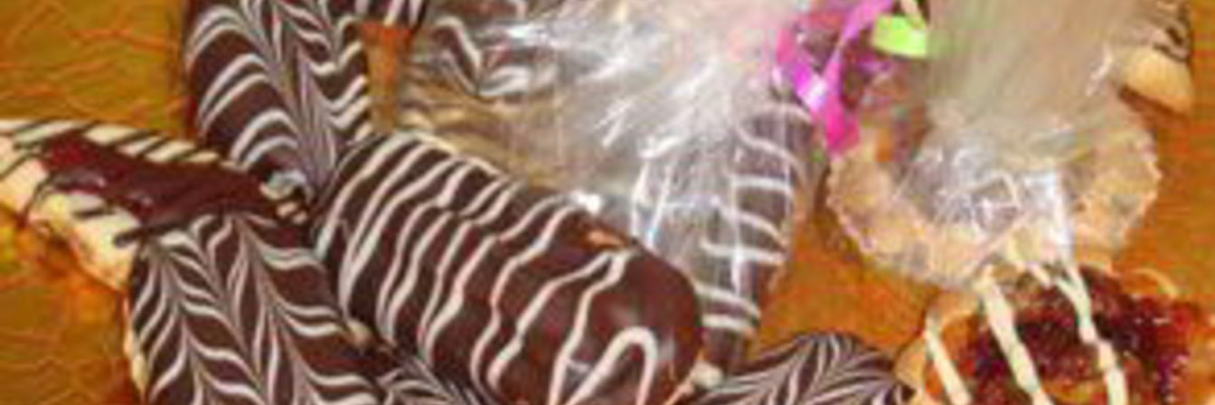 Печенье с шоколадом, глазурью и вареньем