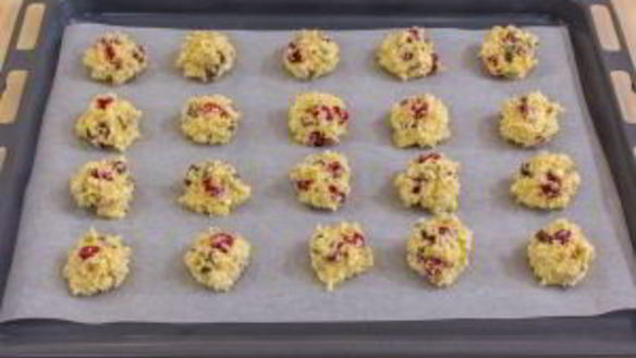 ШАГ 11. печенье творожное с вишней, миндалем и шоколадом