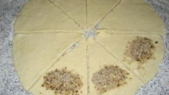 ШАГ 5. рогалики с орехами