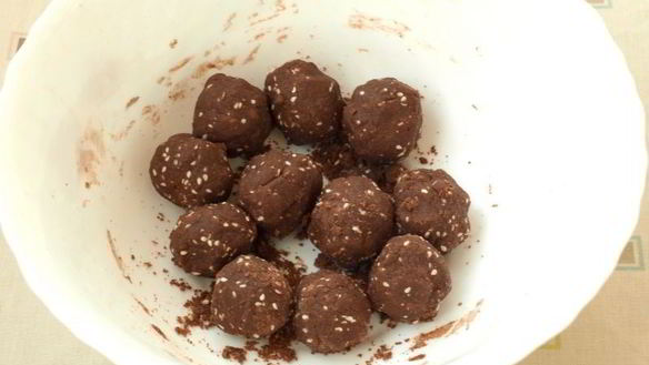 ШАГ 4. шоколадное печенье с кунжутом