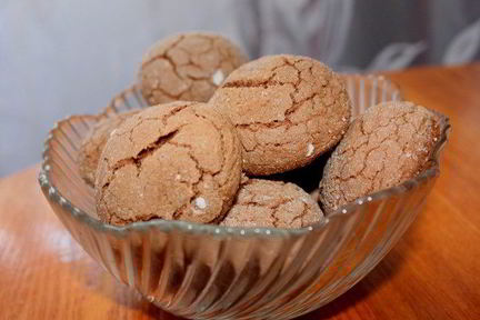 Шоколадное печенье с трещинками