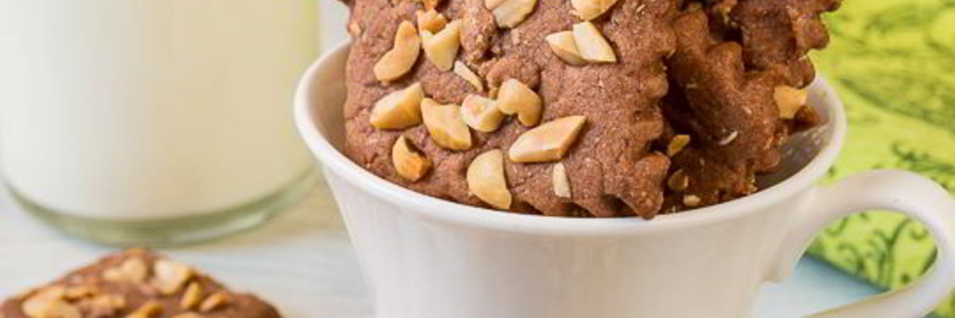 Шоколадное песочное печенье с арахисом