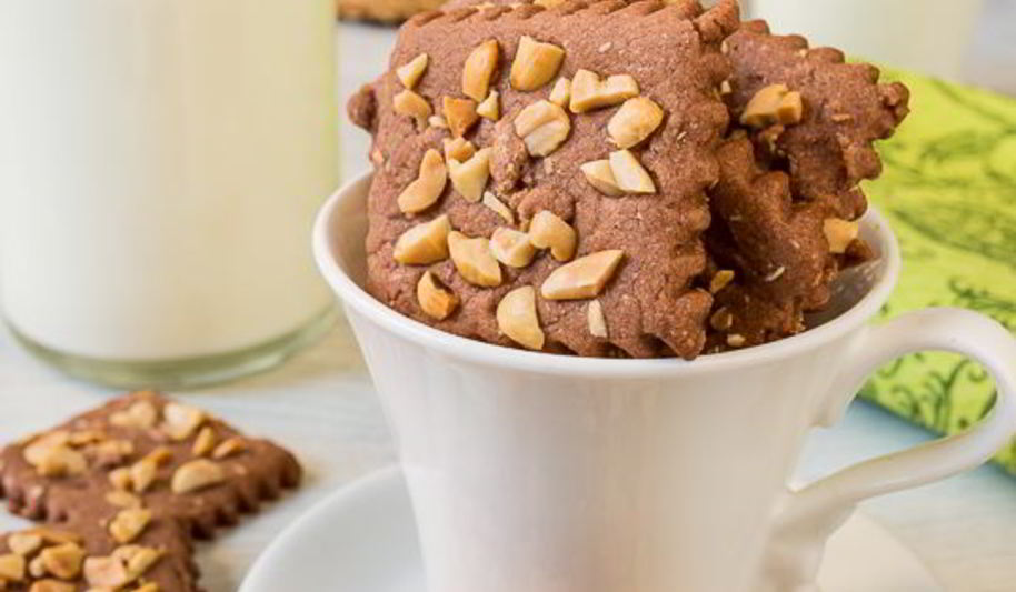 Рецепт шоколадное песочное печенье с арахисом