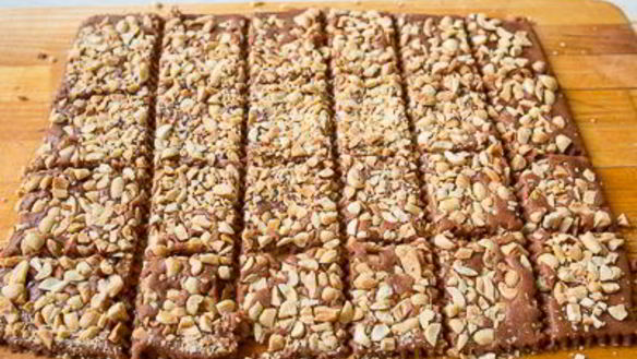 ШАГ 14. шоколадное песочное печенье с арахисом