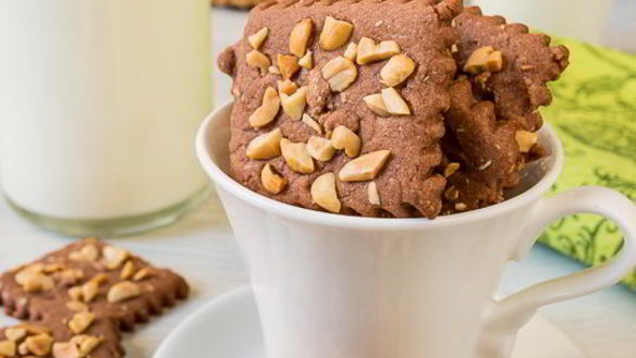 ШАГ 18. шоколадное песочное печенье с арахисом