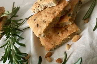 Сырное печенье с кедровыми орешками и травами