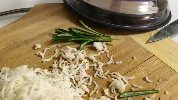 ШАГ 2. сырное печенье с кедровыми орешками и травами