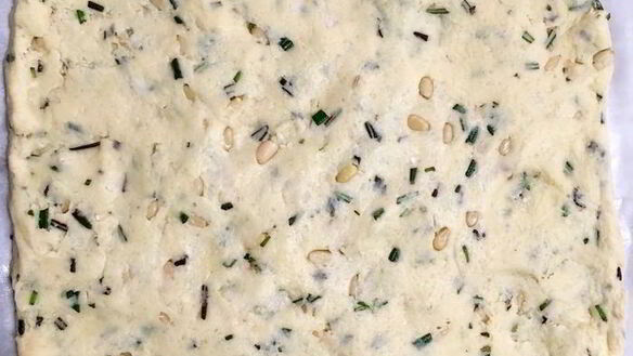 ШАГ 3. сырное печенье с кедровыми орешками и травами