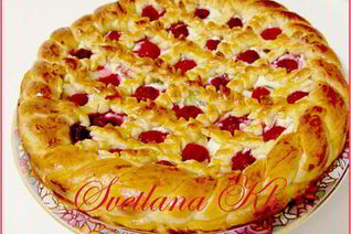 Дрожжевой пирог с творогом, мармеладом и малиной