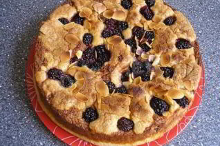 Ежевичный пирог с ежевикой из дрожжевого теста