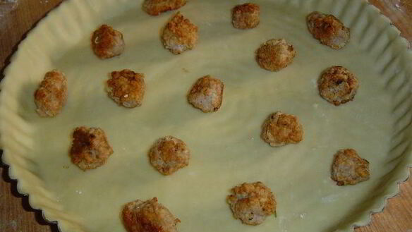 ШАГ 5. киш с помидорами черри и мясными шариками