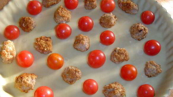 ШАГ 6. киш с помидорами черри и мясными шариками