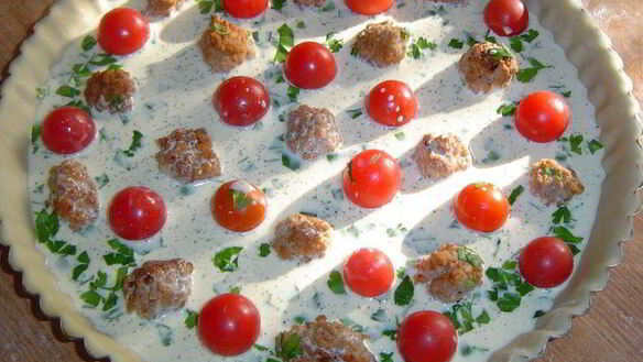 ШАГ 8. киш с помидорами черри и мясными шариками