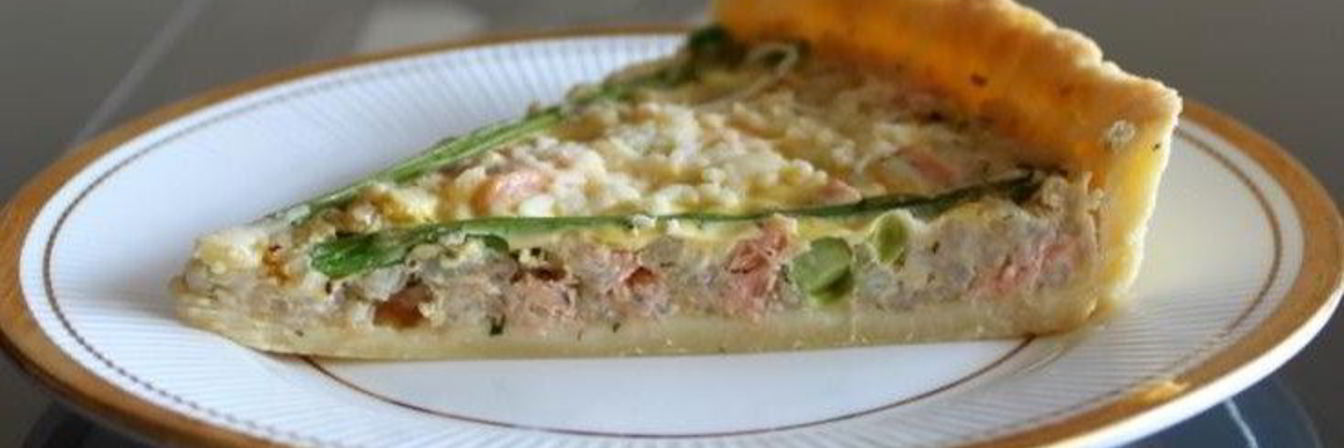 Киш с рисом, лососем и спаржей