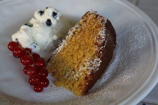 Кукурузный пирог со сливками и голубикой