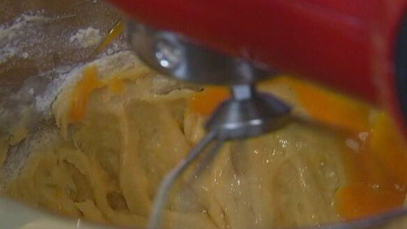 ШАГ 3. кукурузный пирог со сливками и голубикой