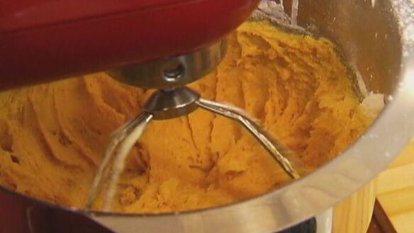 ШАГ 5. кукурузный пирог со сливками и голубикой