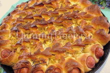 Открытый пирог с капустой и сосисками