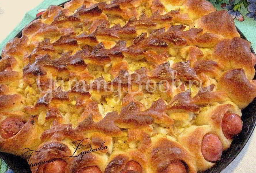 Открытый пирог с капустой и сосисками
