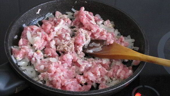 ШАГ 3. открытый пирог с мясом, картофелем и цукини