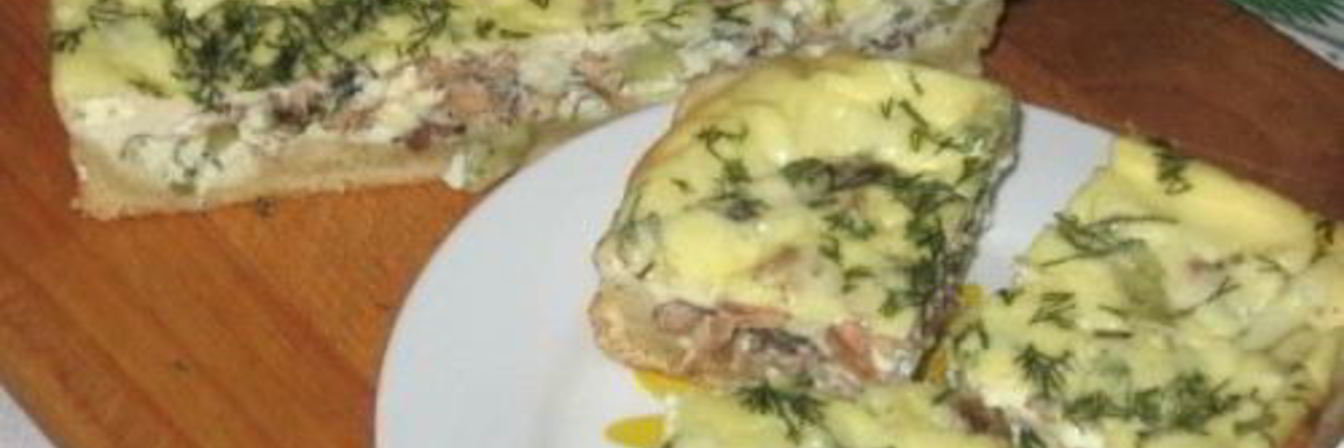 Открытый рыбный пирог с сайрой и сметаной