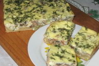 Открытый рыбный пирог с сайрой и сметаной