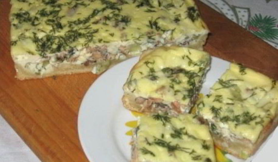 Рецепт открытый рыбный пирог с сайрой и сметаной