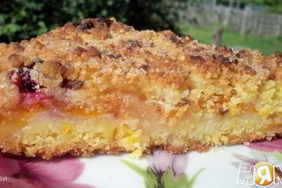 Песочный пирог с фруктами и белковой прослойкой