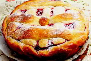Пирог дрожжевой ягодный