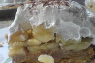 Пирог из печенья с бананами, вареной сгущенкой и взбитыми сливками