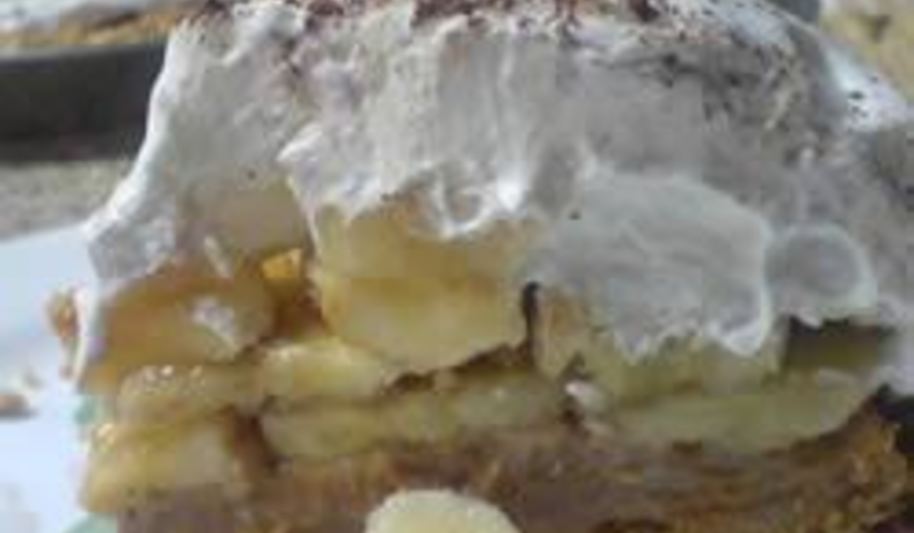 Рецепт пирог из печенья с бананами, вареной сгущенкой и взбитыми сливками