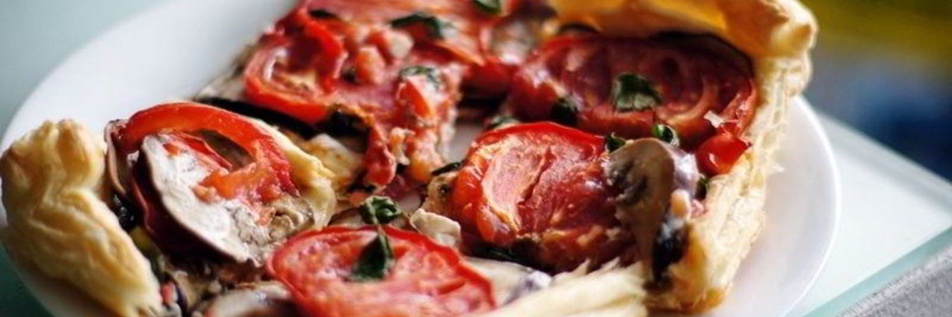 Пирог из слоеного теста с сыром и баклажаном