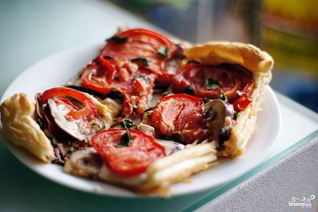 Пирог из слоеного теста с сыром и баклажаном