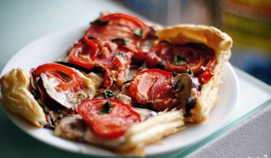 Рецепт пирог из слоеного теста с сыром и баклажаном