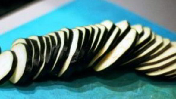 ШАГ 4. пирог из слоеного теста с сыром и баклажаном