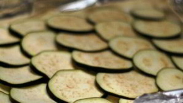 ШАГ 5. пирог из слоеного теста с сыром и баклажаном