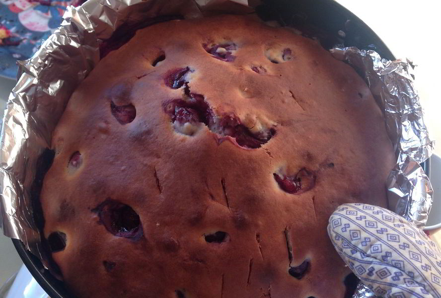 Пирог на кефире с вишней