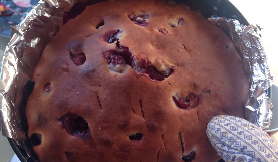 Рецепт пирог на кефире с вишней