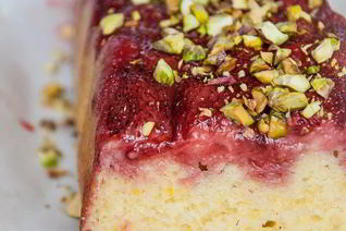 Пирог на твороге с клубникой