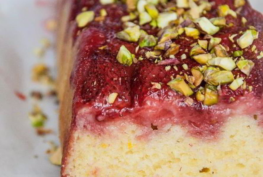 Пирог на твороге с клубникой