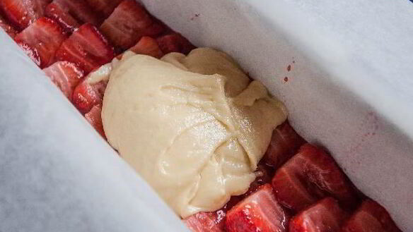 ШАГ 7. пирог на твороге с клубникой