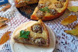 Пирог с фрикадельками под сырно-кунжутной шапочкой