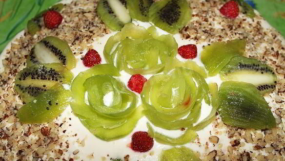 ШАГ 19. пирог с киви и клубникой