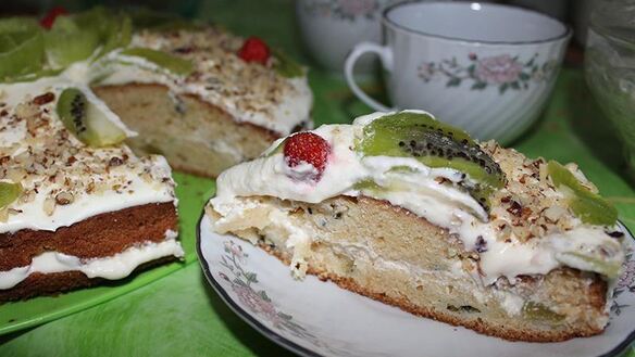 ШАГ 20. пирог с киви и клубникой