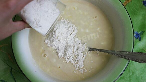 ШАГ 6. пирог с киви и клубникой