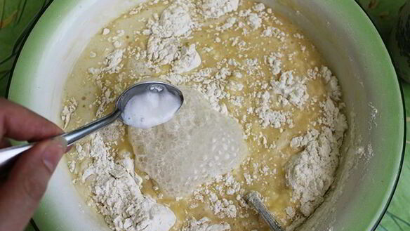 ШАГ 7. пирог с киви и клубникой