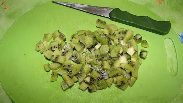 ШАГ 8. пирог с киви и клубникой