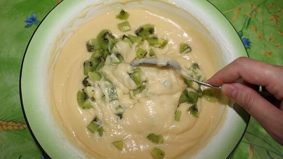 ШАГ 9. пирог с киви и клубникой