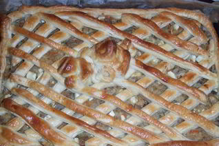 Пирог с квашеной капустой, луком, грибами и яйцом