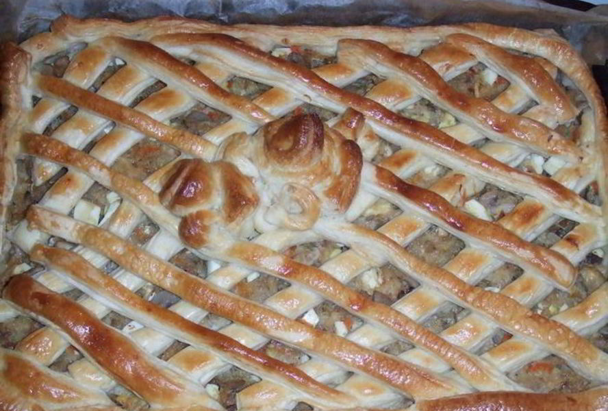 Пирог с квашеной капустой, луком, грибами и яйцом